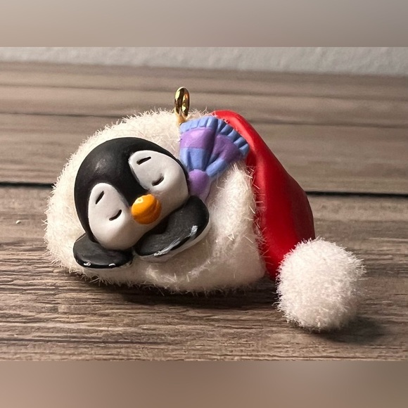 Hallmark 2017 Minature Christmas “A Short Snooze” 2nd in Petite Penguins series - Picture 3 of 11